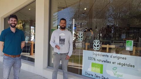 Julien-Boris Pelletier (à g.), directeur général de la meunerie bio Moulin Marion,et Nirvân Sandner devant sa boulangerie Tatup, à Ambérieu-en-Bugey (Ain).